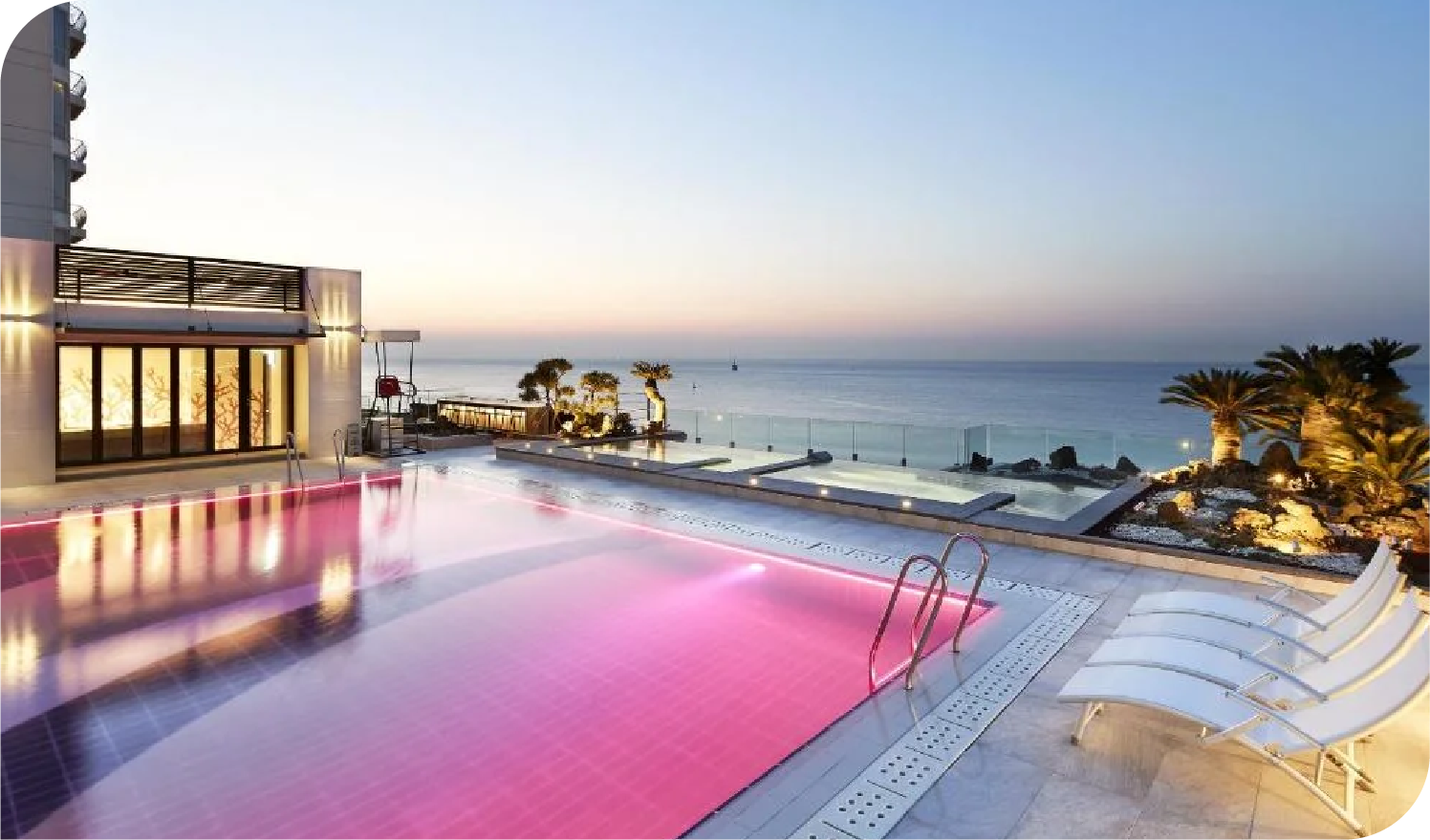 海のそばにあるプール